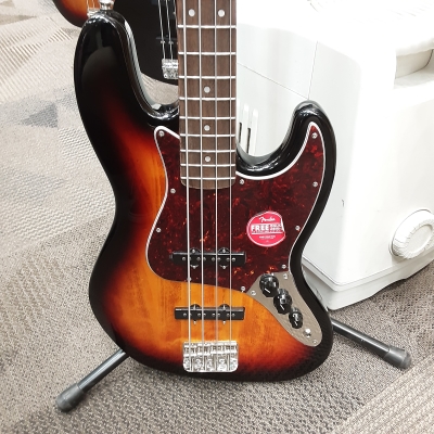 Squier Classic Vibe '60s Jazz Bass, Laurel Fingerboard - 3-Tone